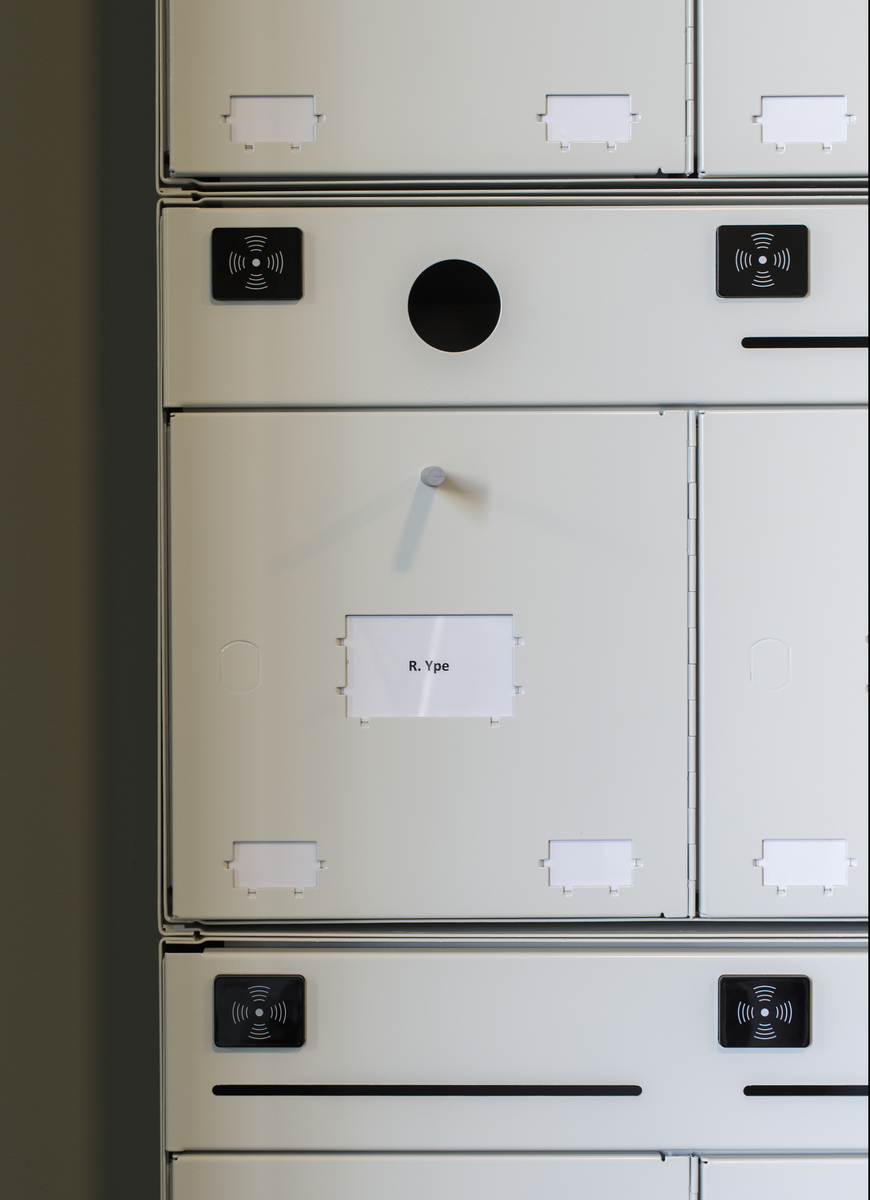 Modifiserte postkasser som ser ut som fuglekasser. 