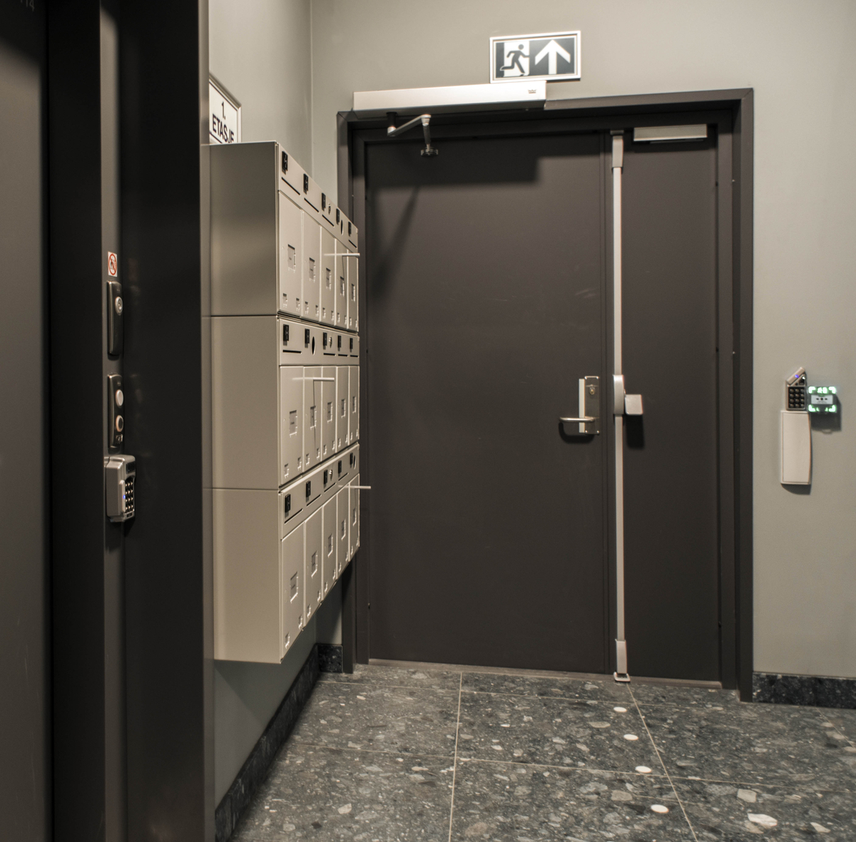 Modifiserte postkasser som ser ut som fuglekasser. 