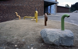 Hva er det som går og går? [Skulptur]