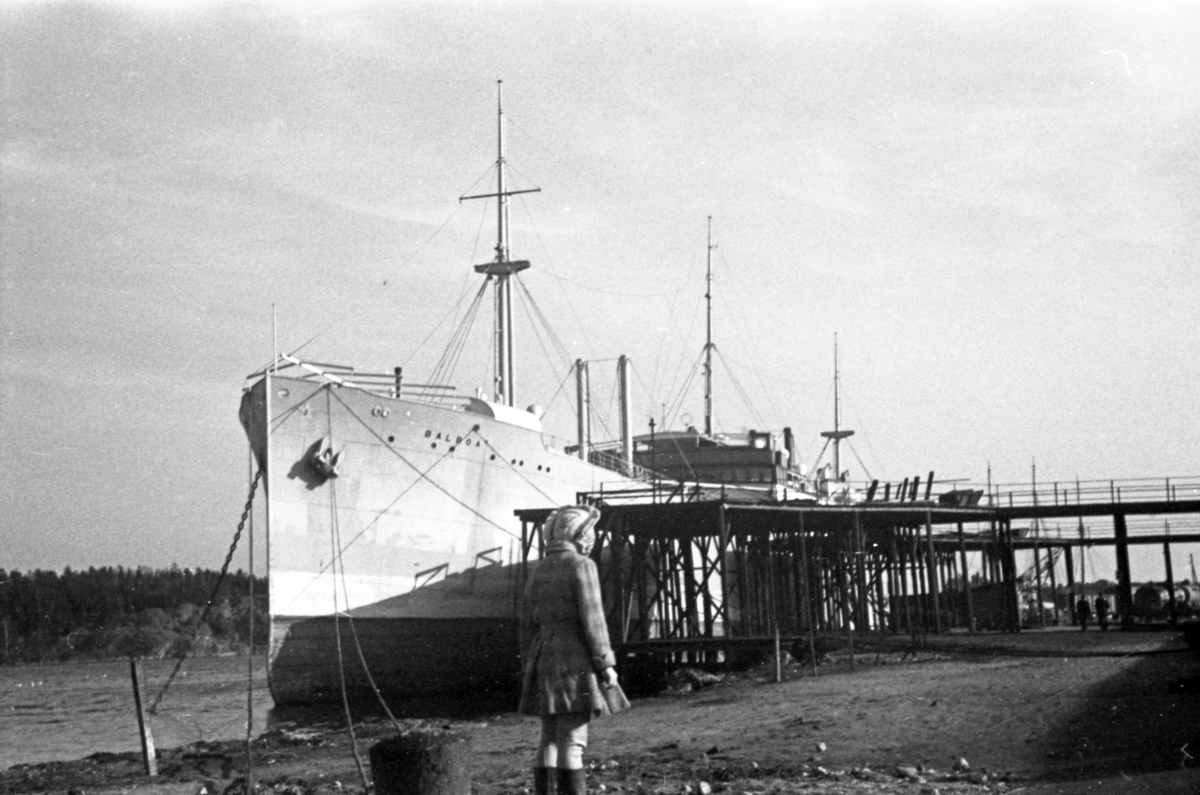 Hamnen, Gotlandskajen. Fartyget M/S Balboa ligger vid kajen. 

Sjöfart, kommunikationer, järnväg.