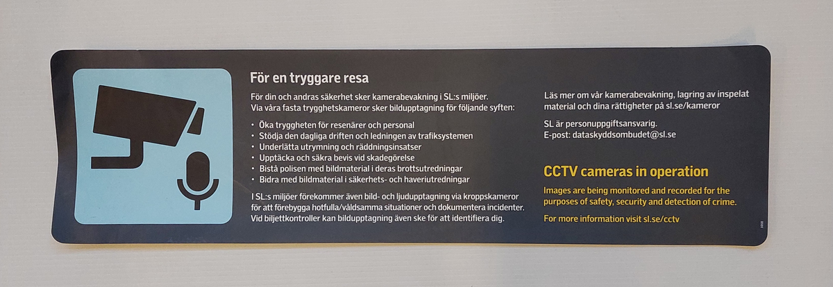 Klisterdekal med information om kameraövervakning.