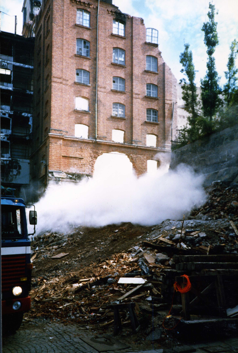 Rivning av magasin tillhörande Saltsjöqvarn efter brand. Foto1986.