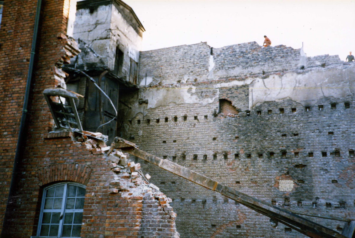 Rivning av magasin tillhörande Saltsjöqvarn efter brand. Foto 1986.
