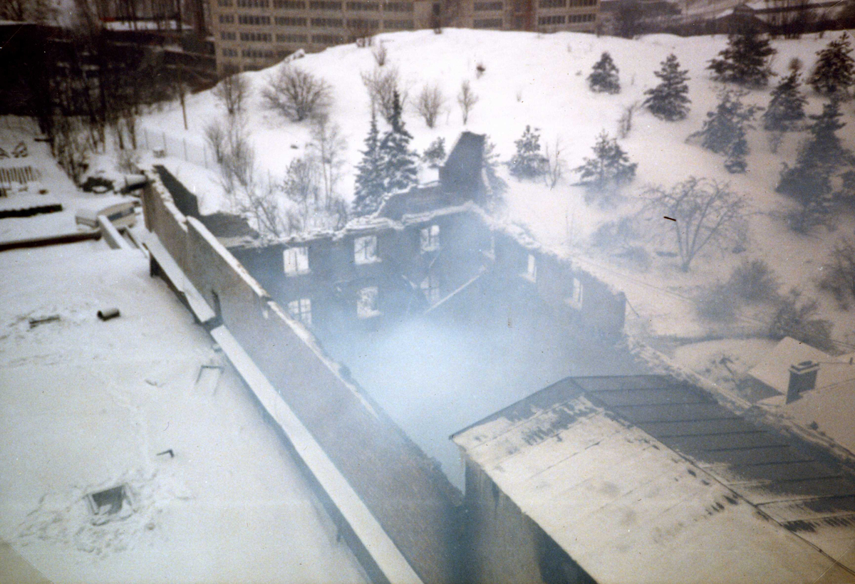 Efter branden i Saltsjöqvarn. Foto 1986.
