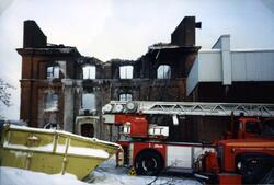 Branden vid Saltsjöqvarn. Foto 1986.