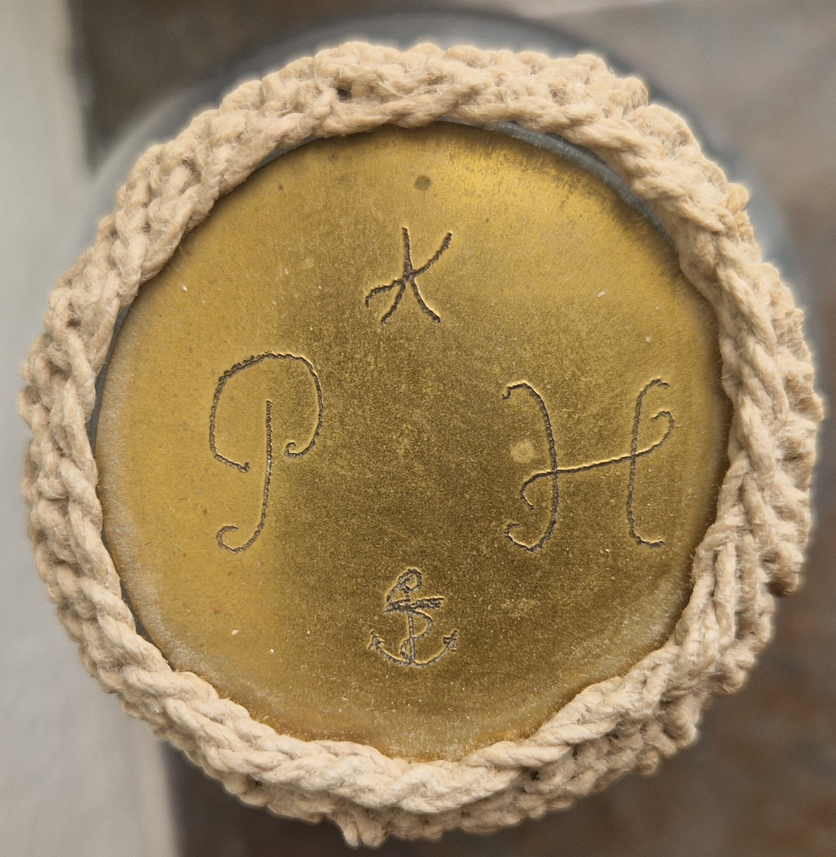 Stående flaskskepp, kantat med rep nedtill. En liten metallskylt på båda sidor "Wasa". Tillverkare Per Hugo Hedebrand. Flaskan är förseglad med mässingsplakett och makramé, plakett med inristad monogramsignering, A P H + ett ankare. Gåva av Ing Marie Hedebrand, Sundsvall. 