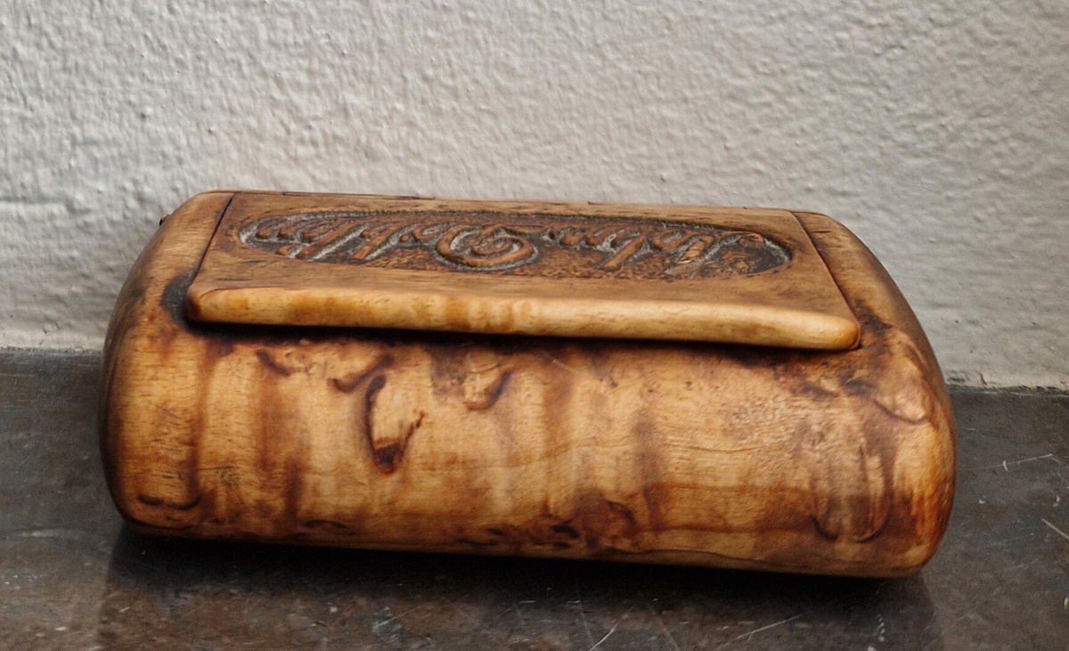 Träask, med gångjärn. Text på locket: John Dahlén. Gåva av Ing-Marie Hedebrand, Sundsvall. Inköpt av Ove Hedebrand, Ing-Maries make. 