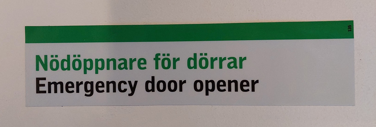 Klisterdekal med texten Nödöppnare för dörrar.