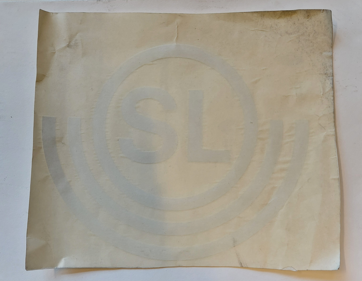 Klisterdekal med SL-logotypen.