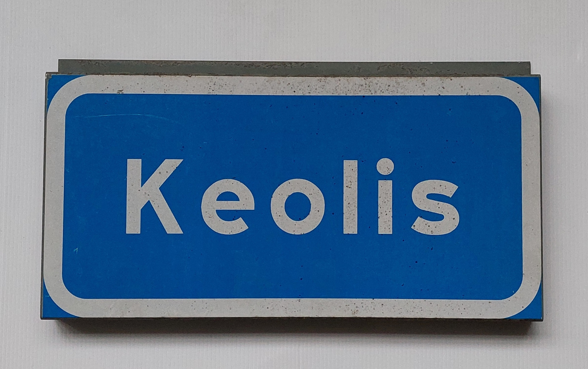Skylt för utomhusbruk med texten Keolis.