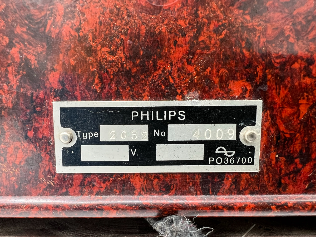 Radioapparat med högtalare.
Högtalaren är tillverkad av Philips ca 1930. Modellnummer 2032. Bakelit. 
Radion i trä, medföljande kopplingschema finns inuti radion. Radion tillverkad av Edins instrument och reparationsverkstad (Edins radio) i Härnösand. 