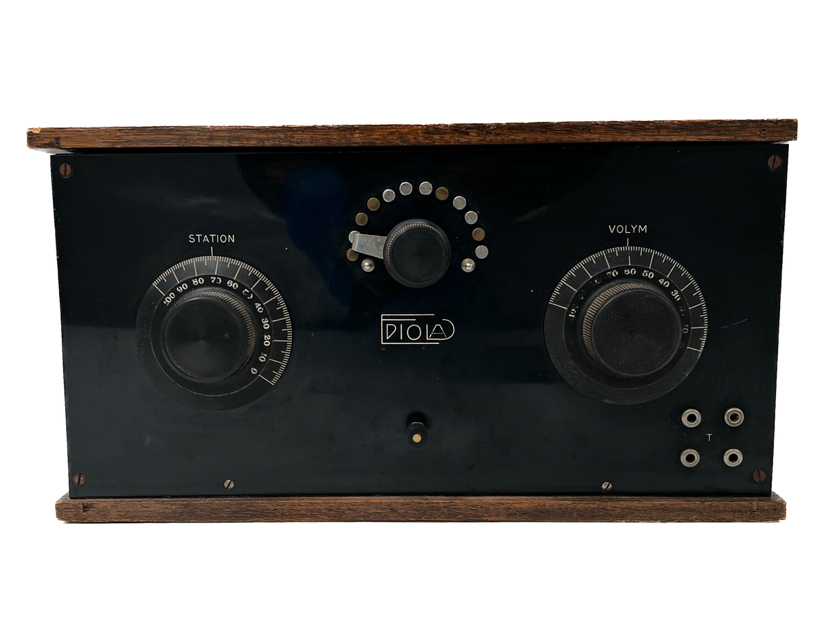Radioapparat med högtalare.
Högtalaren är tillverkad av Philips ca 1930. Modellnummer 2032. Bakelit. 
Radion i trä, medföljande kopplingschema finns inuti radion. Radion tillverkad av Edins instrument och reparationsverkstad (Edins radio) i Härnösand. 