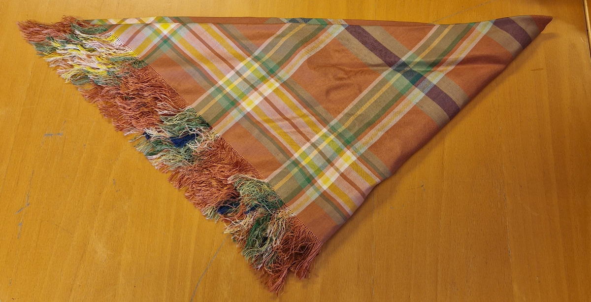 Folkdräkt från Ådals-Liden. Livkjol, överdel, förkläde, halskläde, kjolsäck, mössa, strumpbyxor och skor. Halsklädet, metallspännet på kjolsäcken, strumpbyxorna och skorna är inköpta. Skorna med etikett inuti: "Britta från Wiskania". Svensk kvalitet. Storlek 4½. Kjolsäcken är märkt med initialerna I F, (Ing-Marie Frisendal) och 1954. Gåva av Ing-Marie Hedebrand, Sundsvall. Tillverkad av Ing-Maries syster, Margareta Frisendal.
Anm: Folkdräkten från Ådals-Liden, en del av Ångermanland, har livkjol av helylle med empireskärning, ett vitt linneförkläde (modell södra dräkten) och en bindmössa i rött eller grönt, inspirerad av södra dräkten. Överdelen är en linnesärk med hålsöm vid ärmsluten och en utåtvikt fåll vid halsringningen. 
En kjolsäck, som tillhör dräkten, är gjord av blått ylletyg med applikationer i rött och gult, med ett centralt placerat hjärta och andra dekorativa former. 
Ådals-Lidens folkdräkt är en del av de två typerna av ångermanländska folkdräkter, den södra och den norra, som presenterades av Ångermanlands hemslöjdsförening år 1922. 
Källa: https://www.draktnyckel.se/adalsliden/