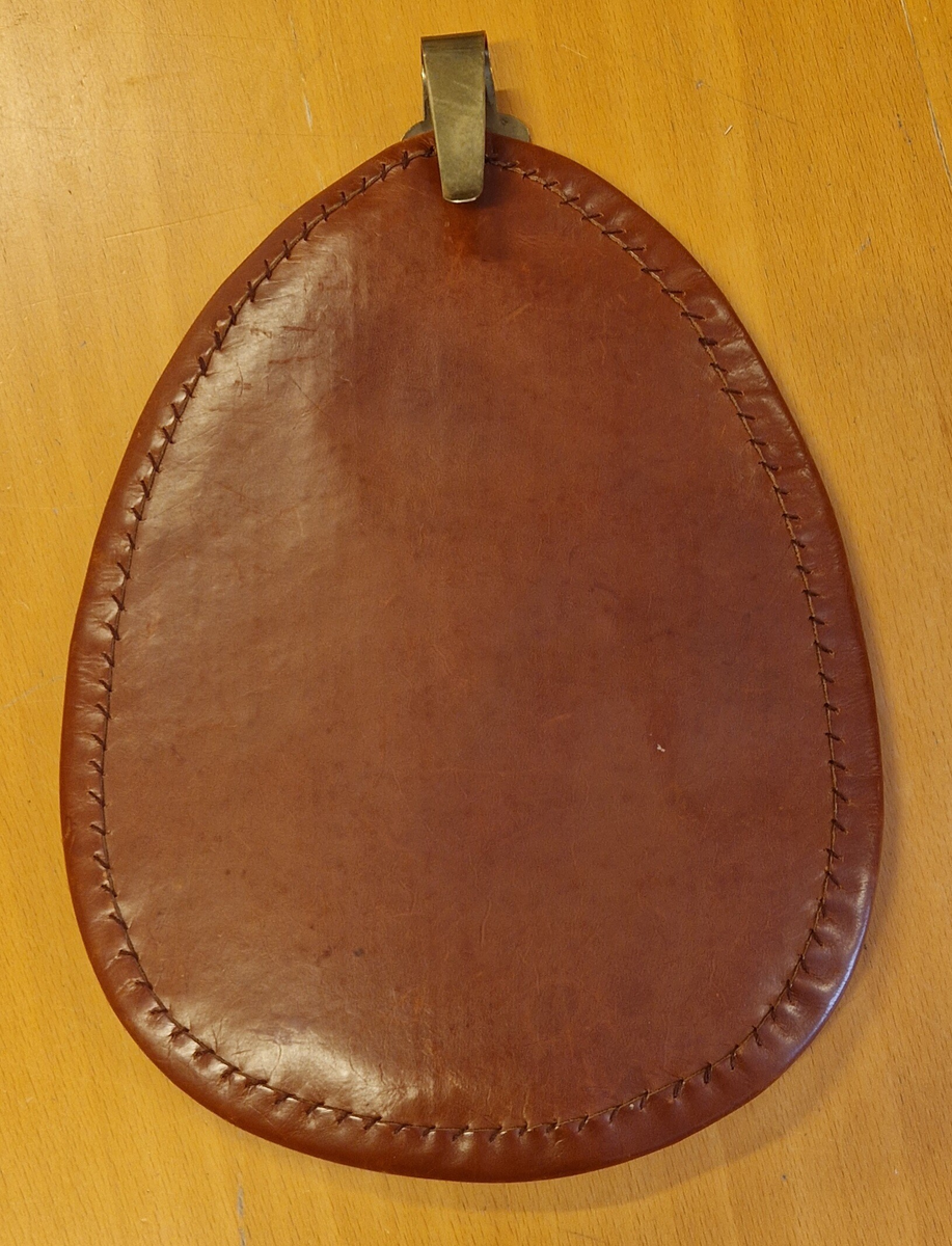 Folkdräkt från Ådals-Liden. Livkjol, överdel, förkläde, halskläde, kjolsäck, mössa, strumpbyxor och skor. Halsklädet, metallspännet på kjolsäcken, strumpbyxorna och skorna är inköpta. Skorna med etikett inuti: "Britta från Wiskania". Svensk kvalitet. Storlek 4½. Kjolsäcken är märkt med initialerna I F, (Ing-Marie Frisendal) och 1954. Gåva av Ing-Marie Hedebrand, Sundsvall. Tillverkad av Ing-Maries syster, Margareta Frisendal.
Anm: Folkdräkten från Ådals-Liden, en del av Ångermanland, har livkjol av helylle med empireskärning, ett vitt linneförkläde (modell södra dräkten) och en bindmössa i rött eller grönt, inspirerad av södra dräkten. Överdelen är en linnesärk med hålsöm vid ärmsluten och en utåtvikt fåll vid halsringningen. 
En kjolsäck, som tillhör dräkten, är gjord av blått ylletyg med applikationer i rött och gult, med ett centralt placerat hjärta och andra dekorativa former. 
Ådals-Lidens folkdräkt är en del av de två typerna av ångermanländska folkdräkter, den södra och den norra, som presenterades av Ångermanlands hemslöjdsförening år 1922. 
Källa: https://www.draktnyckel.se/adalsliden/