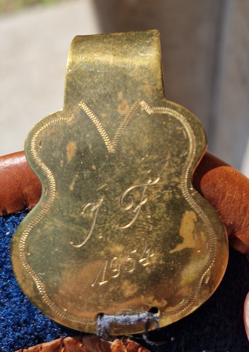 Folkdräkt från Ådals-Liden. Livkjol, överdel, förkläde, halskläde, kjolsäck, mössa, strumpbyxor och skor. Halsklädet, metallspännet på kjolsäcken, strumpbyxorna och skorna är inköpta. Skorna med etikett inuti: "Britta från Wiskania". Svensk kvalitet. Storlek 4½. Kjolsäcken är märkt med initialerna I F, (Ing-Marie Frisendal) och 1954. Gåva av Ing-Marie Hedebrand, Sundsvall. Tillverkad av Ing-Maries syster, Margareta Frisendal.
Anm: Folkdräkten från Ådals-Liden, en del av Ångermanland, har livkjol av helylle med empireskärning, ett vitt linneförkläde (modell södra dräkten) och en bindmössa i rött eller grönt, inspirerad av södra dräkten. Överdelen är en linnesärk med hålsöm vid ärmsluten och en utåtvikt fåll vid halsringningen. 
En kjolsäck, som tillhör dräkten, är gjord av blått ylletyg med applikationer i rött och gult, med ett centralt placerat hjärta och andra dekorativa former. 
Ådals-Lidens folkdräkt är en del av de två typerna av ångermanländska folkdräkter, den södra och den norra, som presenterades av Ångermanlands hemslöjdsförening år 1922. 
Källa: https://www.draktnyckel.se/adalsliden/