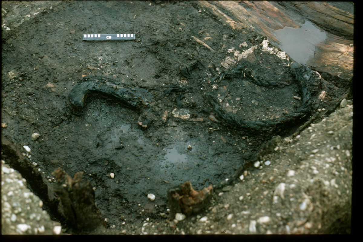 Bygning 66, SV corner, detail of rope, hook and textile