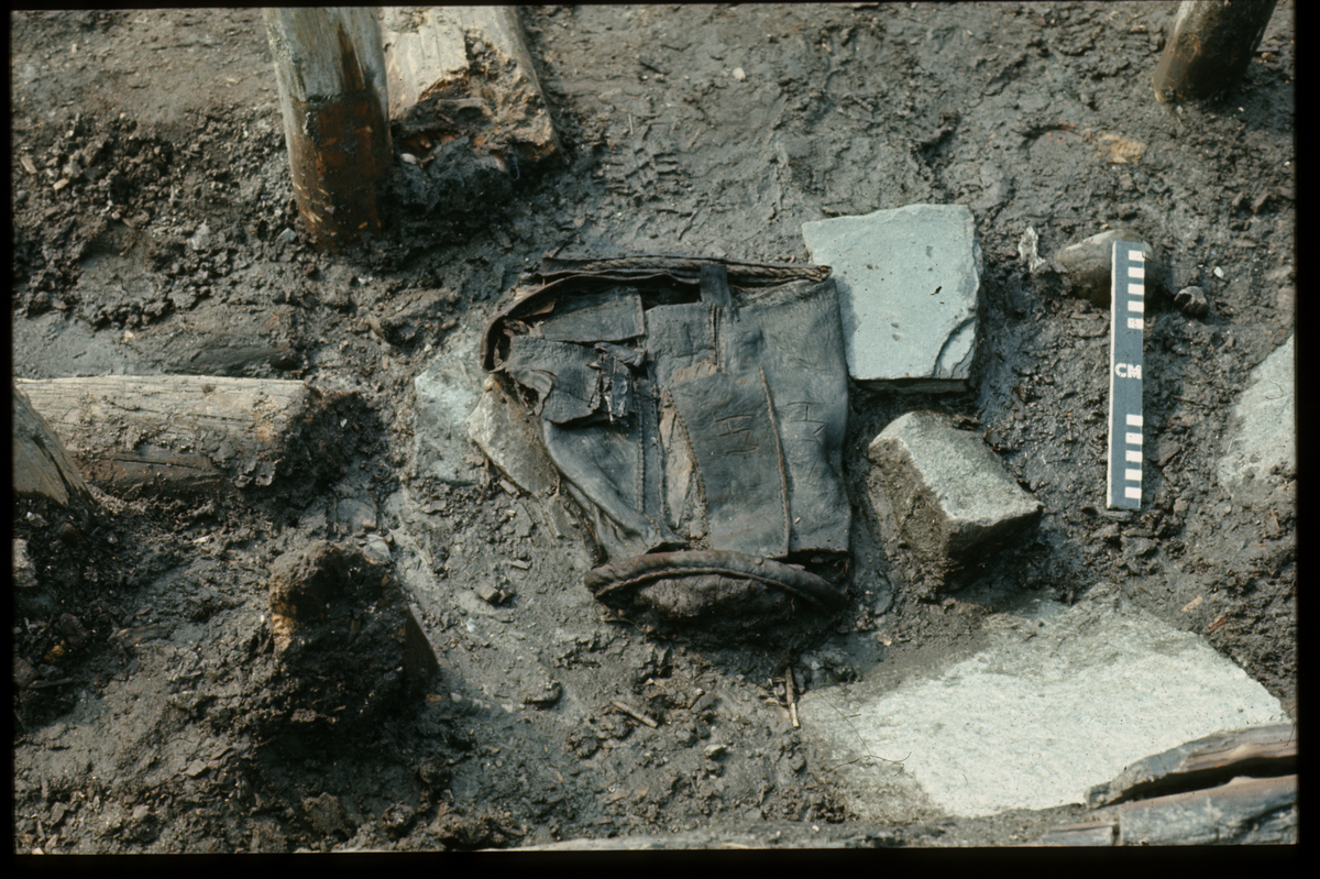 detail of leather bucket under brann 3?
