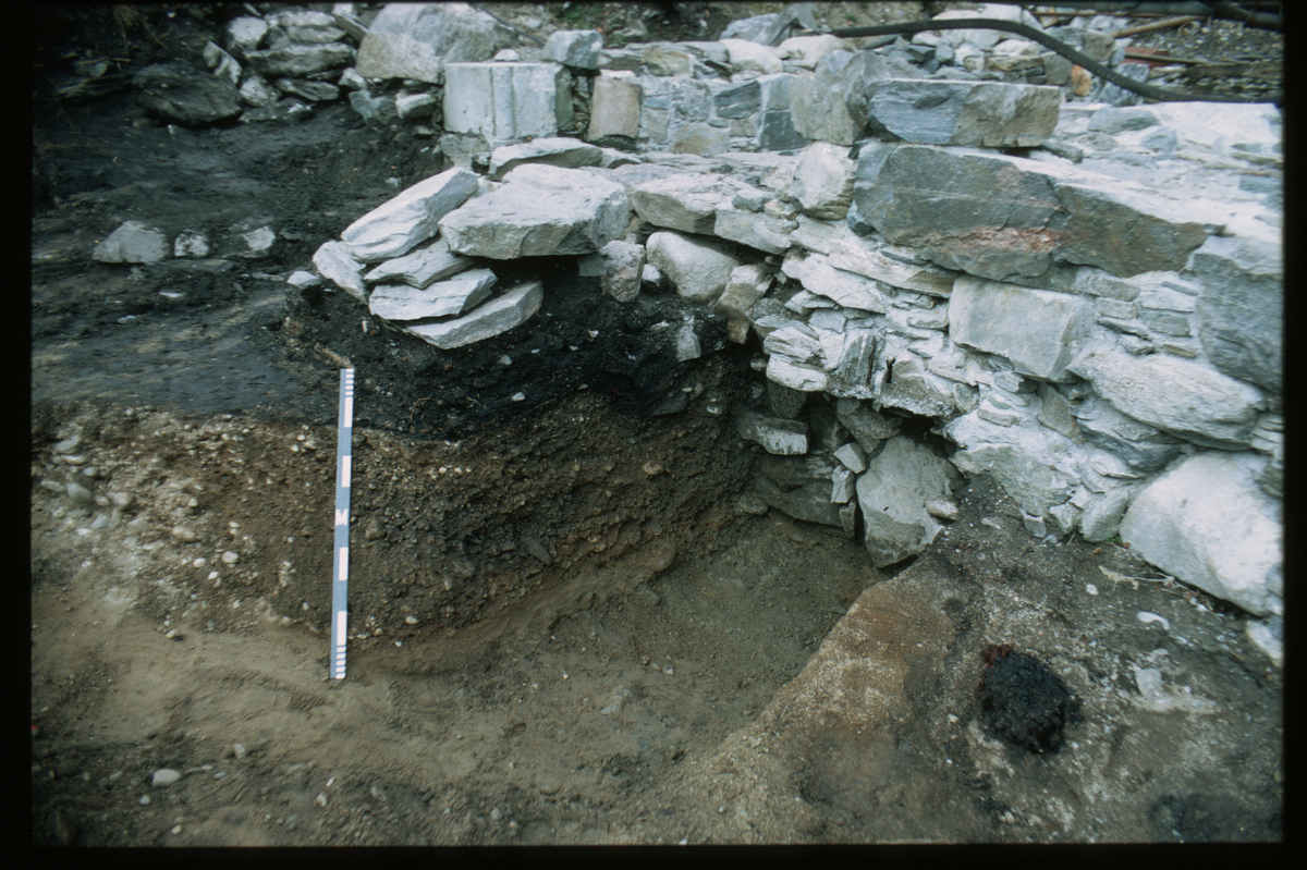 Lavranskirken, section through gravel and west wall