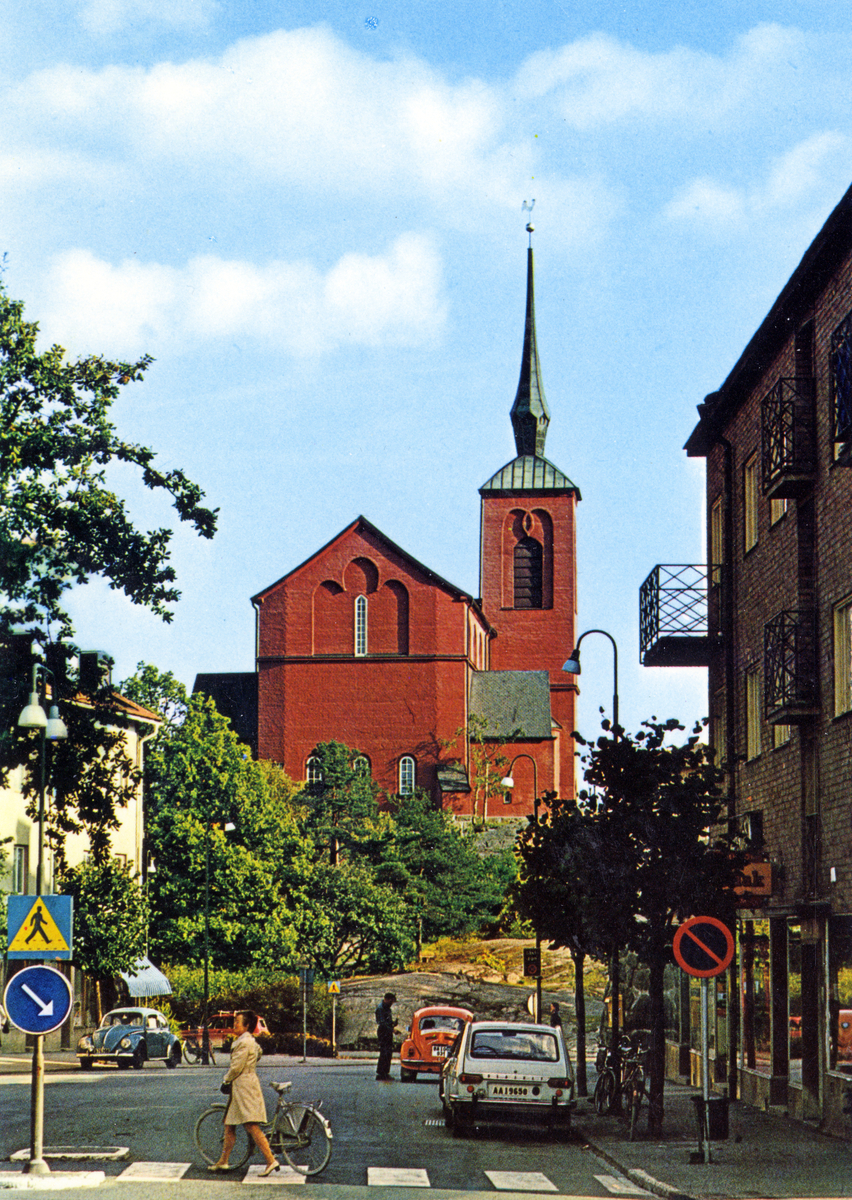 Centralgatan och Nynäshamns kyrka. 

Trafik, sommar.