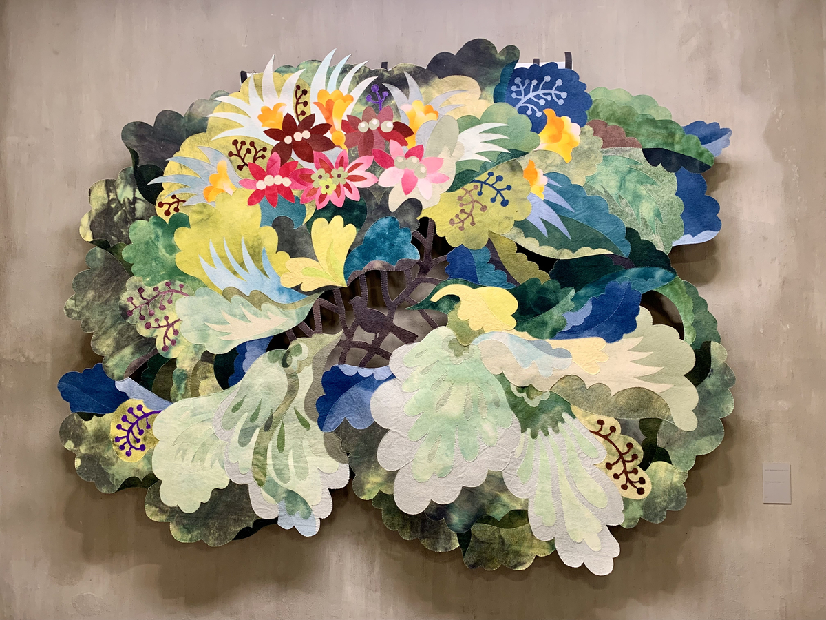 Inger Johanne Rasmussens utsmykning til Persaunet helse- og velferdssenter består av 13 kunstverk med den samlende tittelen "Memory Lane". Kunstverkene er plassert i trapperommet og er spredt over seks etasjer, og de danner en eventyrlig reise eller en "minnenes vei" for betrakteren. Rasmussen har skapt bildene med en selvutviklet teknikk kalt "tekstilintarsia", der hun har puslet sammen og applikert ullbroderier og tekstilbiter for hånd. Motivene, som er inspirert av glansbilder, blomster og smykker, kan vekke lyse minner hos mange. De største teppene er montert på trappeavsatsene, noe som gir folk anledning til å stoppe opp og betrakte dem, mens ti mindre tekstilobjekter er fordelt på de andre veggene i trapperommet.