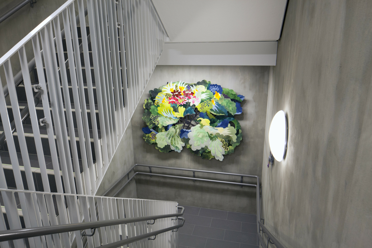 Inger Johanne Rasmussens utsmykning til Persaunet helse- og velferdssenter består av 13 kunstverk med den samlende tittelen "Memory Lane". Kunstverkene er plassert i trapperommet og er spredt over seks etasjer, og de danner en eventyrlig reise eller en "minnenes vei" for betrakteren. Rasmussen har skapt bildene med en selvutviklet teknikk kalt "tekstilintarsia", der hun har puslet sammen og applikert ullbroderier og tekstilbiter for hånd. Motivene, som er inspirert av glansbilder, blomster og smykker, kan vekke lyse minner hos mange. De største teppene er montert på trappeavsatsene, noe som gir folk anledning til å stoppe opp og betrakte dem, mens ti mindre tekstilobjekter er fordelt på de andre veggene i trapperommet.
