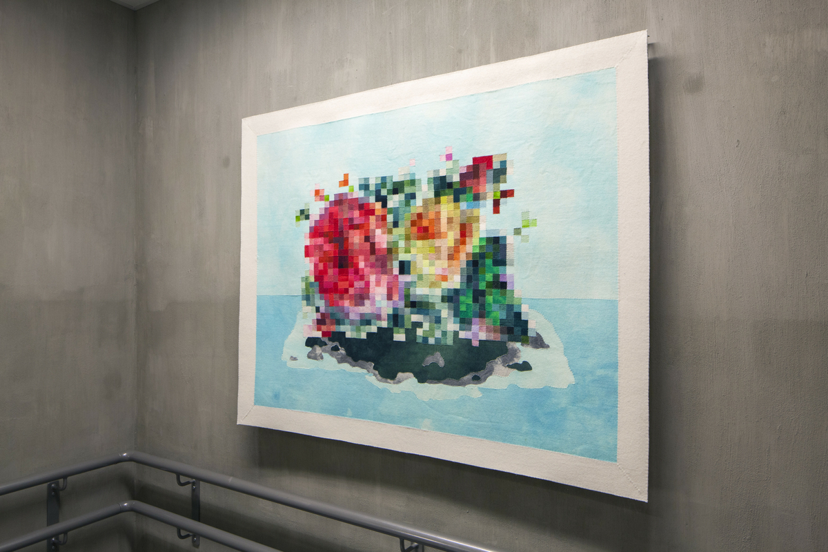 Inger Johanne Rasmussens utsmykning til Persaunet helse- og velferdssenter består av 13 kunstverk med den samlende tittelen "Memory Lane". Kunstverkene er plassert i trapperommet og er spredt over seks etasjer, og de danner en eventyrlig reise eller en "minnenes vei" for betrakteren. Rasmussen har skapt bildene med en selvutviklet teknikk kalt "tekstilintarsia", der hun har puslet sammen og applikert ullbroderier og tekstilbiter for hånd. Motivene, som er inspirert av glansbilder, blomster og smykker, kan vekke lyse minner hos mange. De største teppene er montert på trappeavsatsene, noe som gir folk anledning til å stoppe opp og betrakte dem, mens ti mindre tekstilobjekter er fordelt på de andre veggene i trapperommet.