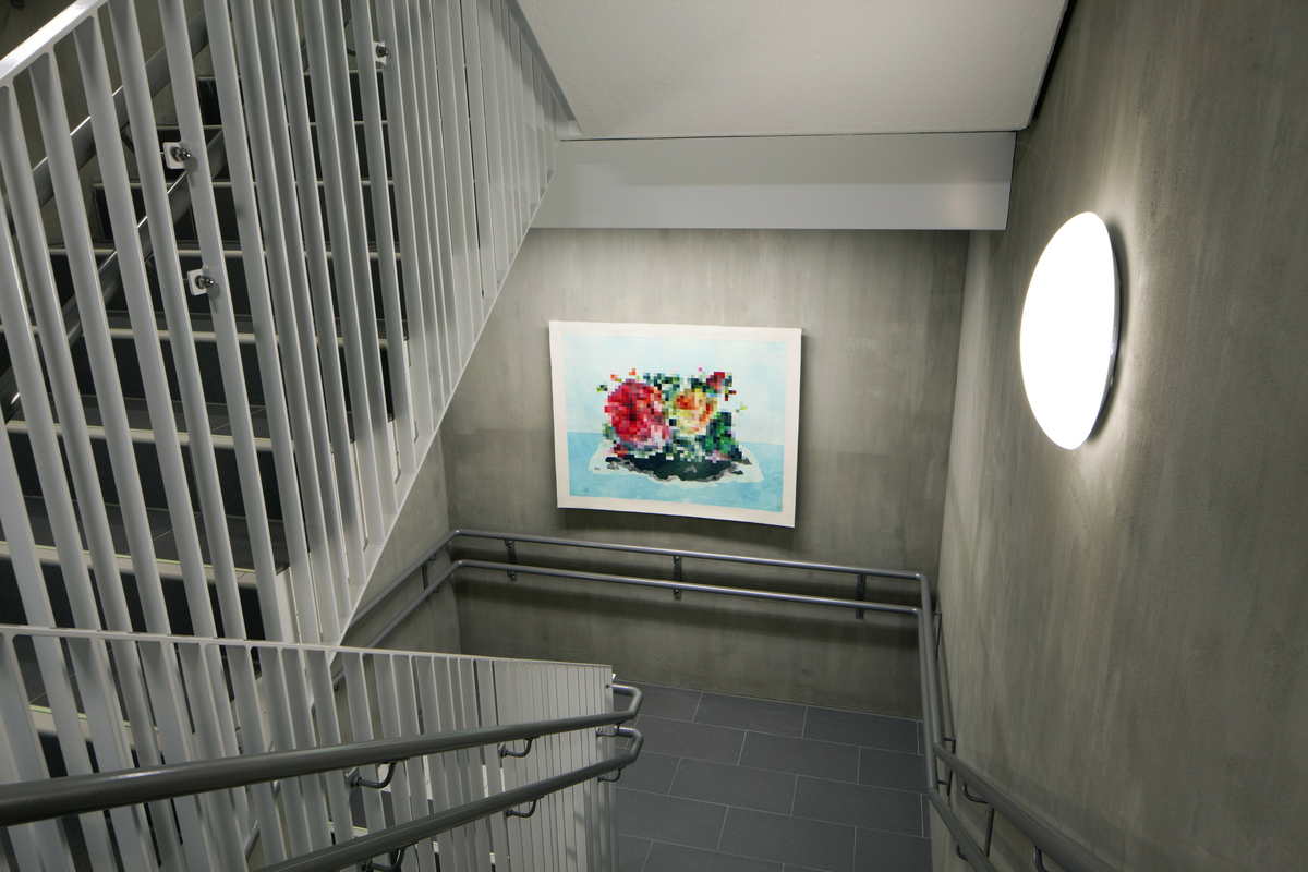 Inger Johanne Rasmussens utsmykning til Persaunet helse- og velferdssenter består av 13 kunstverk med den samlende tittelen "Memory Lane". Kunstverkene er plassert i trapperommet og er spredt over seks etasjer, og de danner en eventyrlig reise eller en "minnenes vei" for betrakteren. Rasmussen har skapt bildene med en selvutviklet teknikk kalt "tekstilintarsia", der hun har puslet sammen og applikert ullbroderier og tekstilbiter for hånd. Motivene, som er inspirert av glansbilder, blomster og smykker, kan vekke lyse minner hos mange. De største teppene er montert på trappeavsatsene, noe som gir folk anledning til å stoppe opp og betrakte dem, mens ti mindre tekstilobjekter er fordelt på de andre veggene i trapperommet.