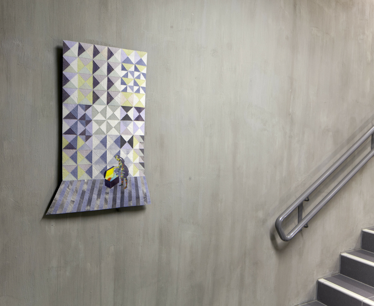 Inger Johanne Rasmussens utsmykning til Persaunet helse- og velferdssenter består av 13 kunstverk med den samlende tittelen "Memory Lane". Kunstverkene er plassert i trapperommet og er spredt over seks etasjer, og de danner en eventyrlig reise eller en "minnenes vei" for betrakteren. Rasmussen har skapt bildene med en selvutviklet teknikk kalt "tekstilintarsia", der hun har puslet sammen og applikert ullbroderier og tekstilbiter for hånd. Motivene, som er inspirert av glansbilder, blomster og smykker, kan vekke lyse minner hos mange. De største teppene er montert på trappeavsatsene, noe som gir folk anledning til å stoppe opp og betrakte dem, mens ti mindre tekstilobjekter er fordelt på de andre veggene i trapperommet.