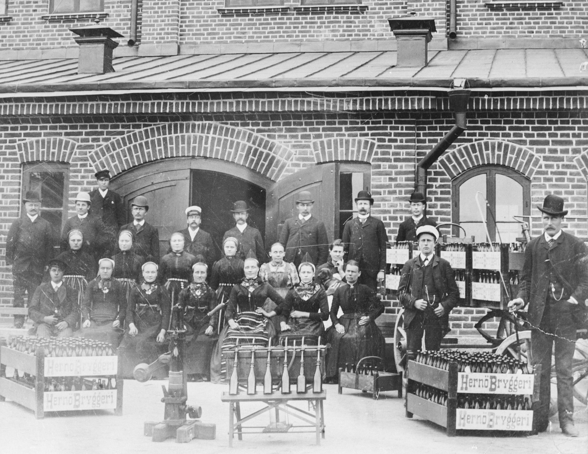 Grupporträtt av personalen på Hernö Bryggeri, Härnösand.
Reprofotografering av Anders Wallander. 