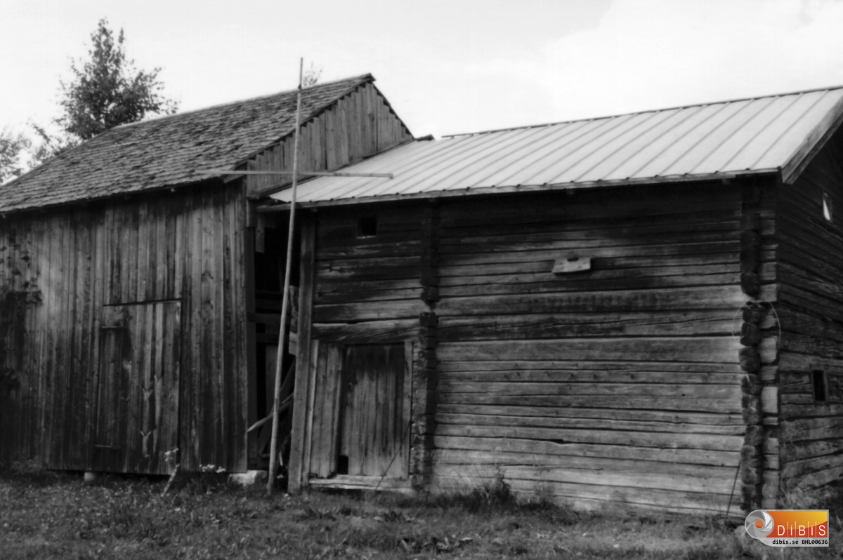 Vedbod och härbre vid "Nygårds" i Västansjö, Kilafors.