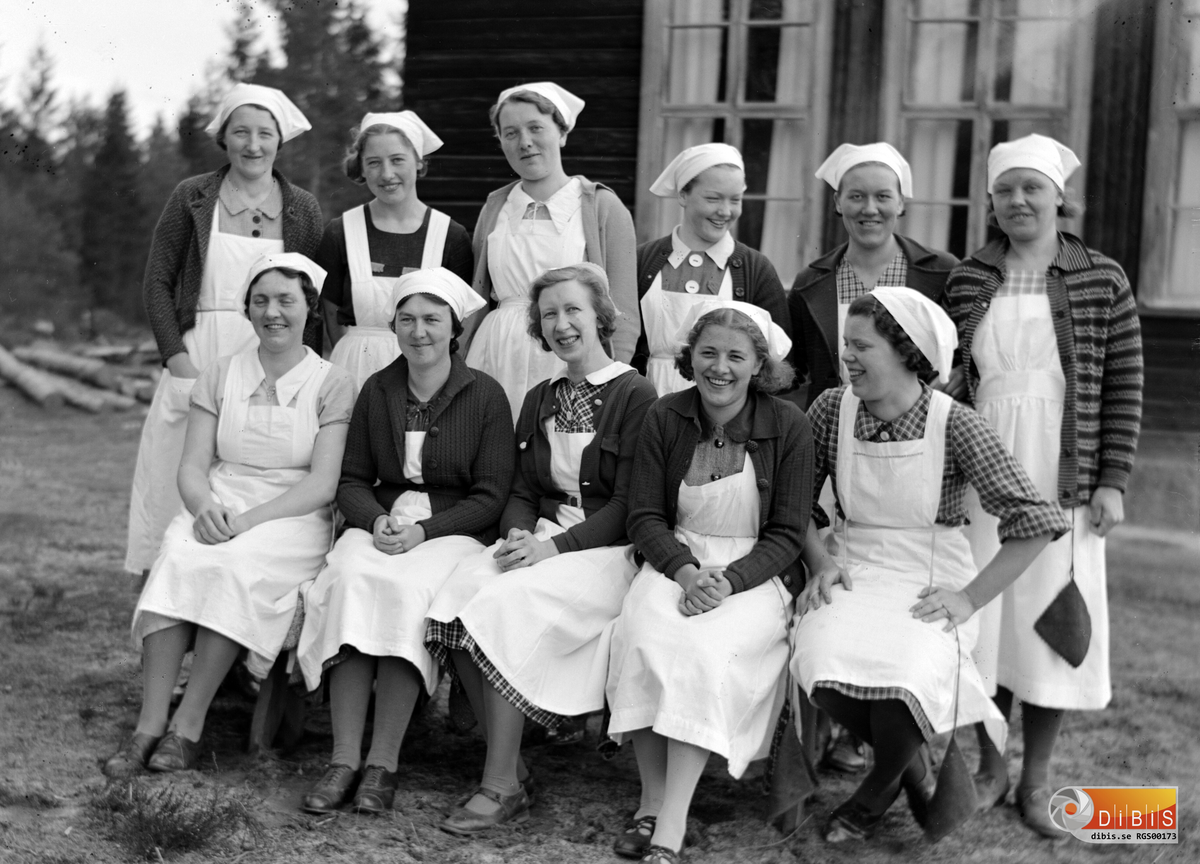 Skolkökskursen i Österböle, Rengsjö, 20-4 1938. Gruppbild utomhus.

Stående från vänster:
1. okänd
2. Dagmar Nilsson (g Lundin)
3. Sigrid "Siri" Olsson, (g.Persson).
4. okänd
5. okänd
6. Clara Cedermark (som gift)

Sittande från vänster
1. okänd
2.okänd
3.okänd
4. Rut Bratt (som gift)
5.okänd