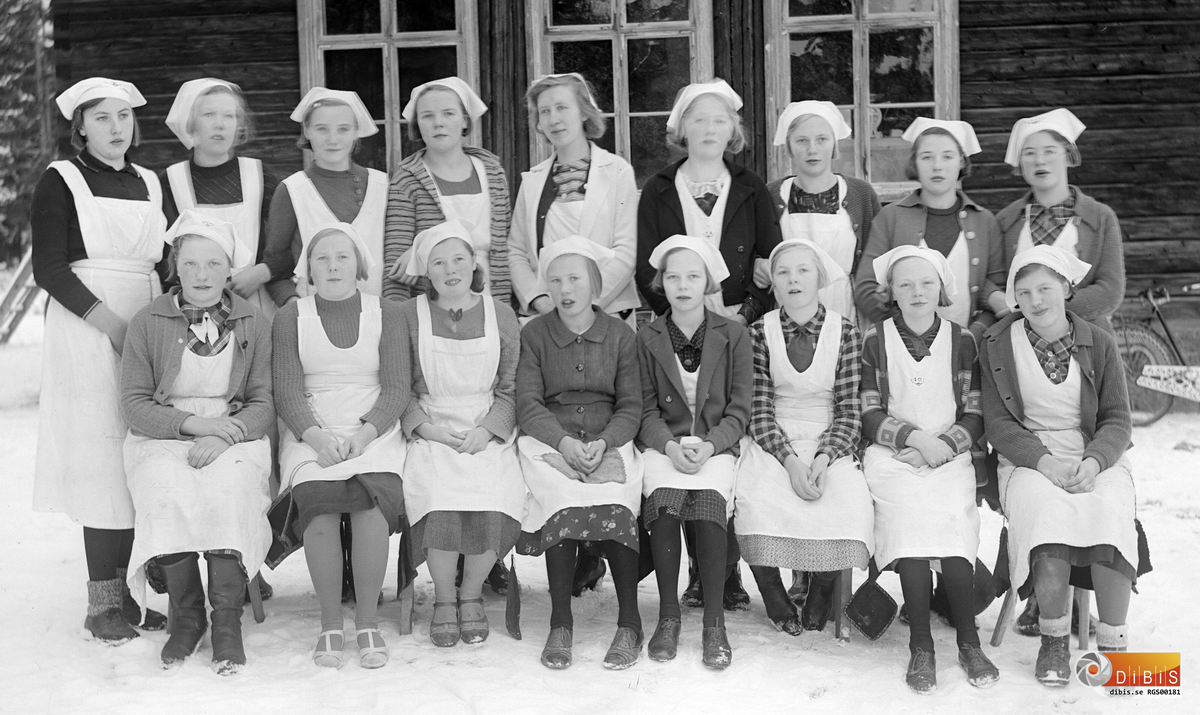 Skolkökskurs 15/11 1937. Gruppbild utomhus.
Personerna okända