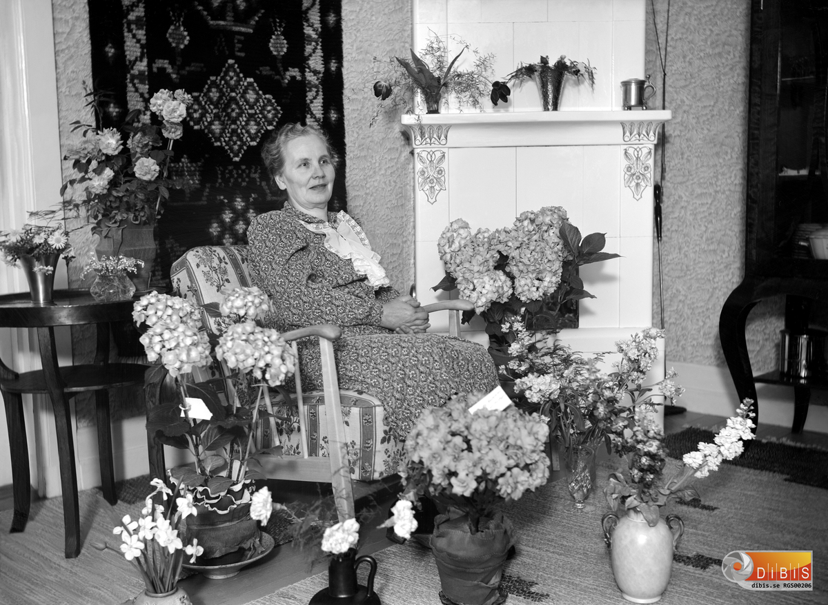 Kristina Eriksson, Jonanders i Östra Höle, Rengsjö.
Porträtt bland blommor, en hyllningsdag.