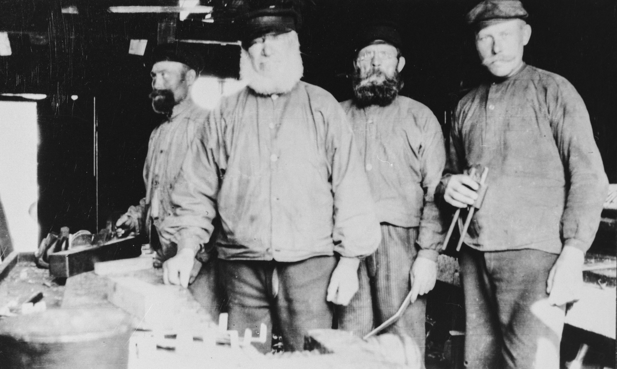 Från vänster Nordkvist, ?, Mårten Lundholm, Svensson som håller en ritsticka i handen.