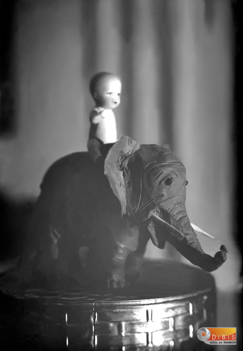 Lergubbar 1945, 1. Elefant.