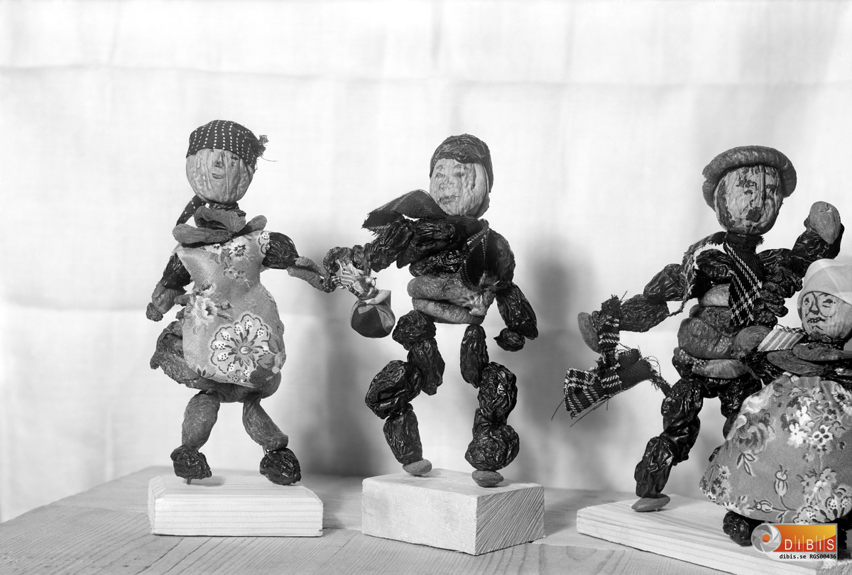 Lergubbar 1945, 3. Dansande figurer.