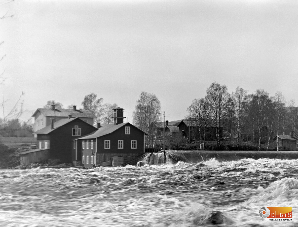 Broddlägrets kvarn och kraftverk i Bollnäs. Huset med två skorstenar är Mjölnargården, den var personalbostad åt mjölnaren mfl.