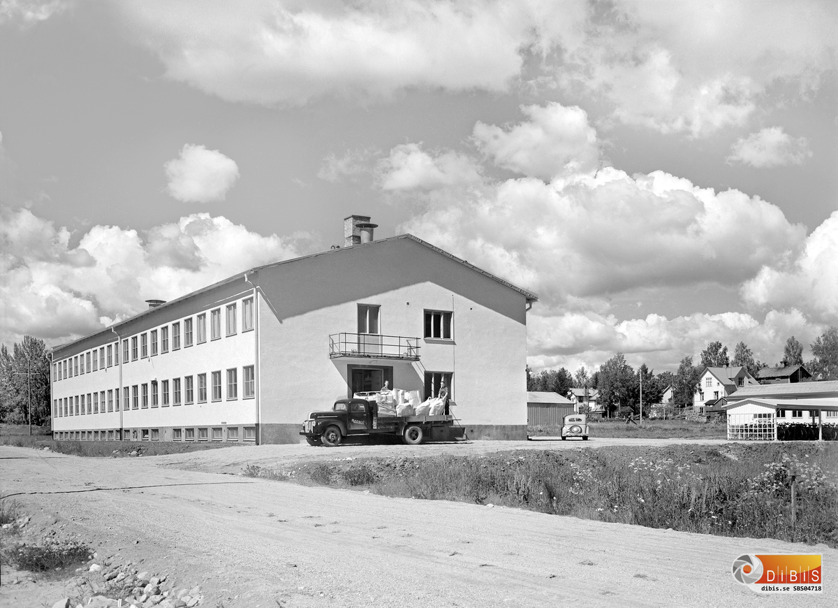 Bollnäs Fabriksgatan
--------------------------------------------------------------------
Under jul nyårshelgen 1971 - 72 flyttade RECORD sin verksamhet till Häggesta. Mikael Hammrin jobbade då själv på REKORD.