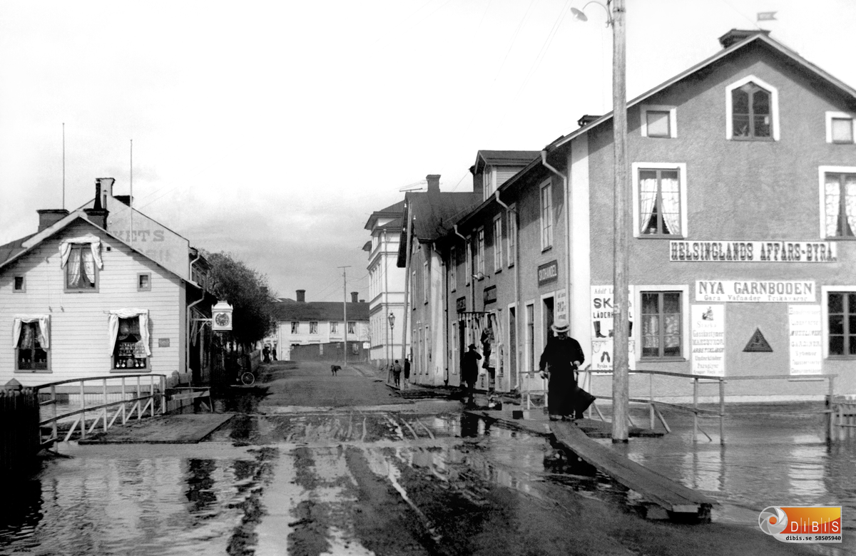 Bollnäs Långgatan bron över Stenbrobäcken  t.vä. kvarteret Hjorten. T.hö kvarteret Vretåkern
Översvämning