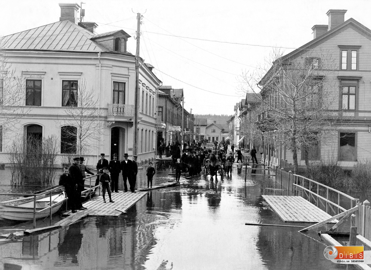 Bollnäs Långgatan. Bron över Stenbrobäcken t.vä. kvarteret Bro. T.hö kvarteret Boklådan
Översvämning