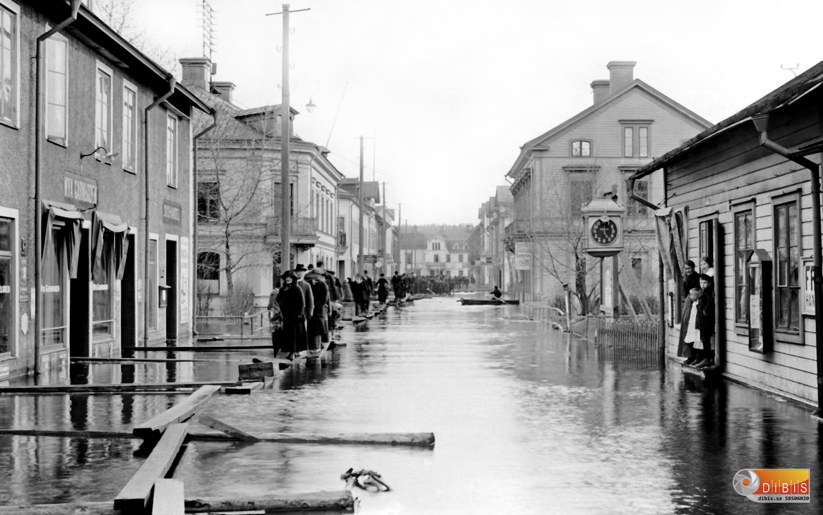 Bollnäs Långgatan. Bron över Stenbrobäcken t.vä. kvarteret Vretåkern. T.hö kvarteret Hjorten
Översvämning