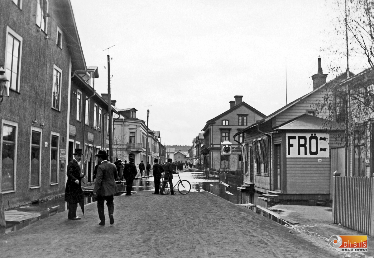 Bollnäs Långgatan. T.vä. kvarteret Vretåkern. T.hö kvarteret Hjorten
Översvämning