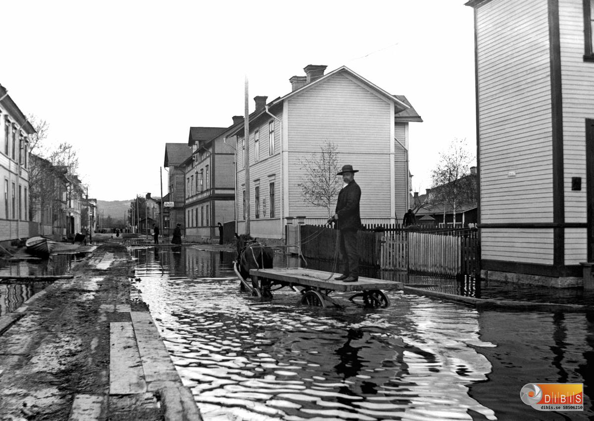 Bollnäs Trädgårdsgatan - Östergatan t.vä. kvarteret Bläckhornet, t.hö. kvarteret Åkaren
Översvämning.