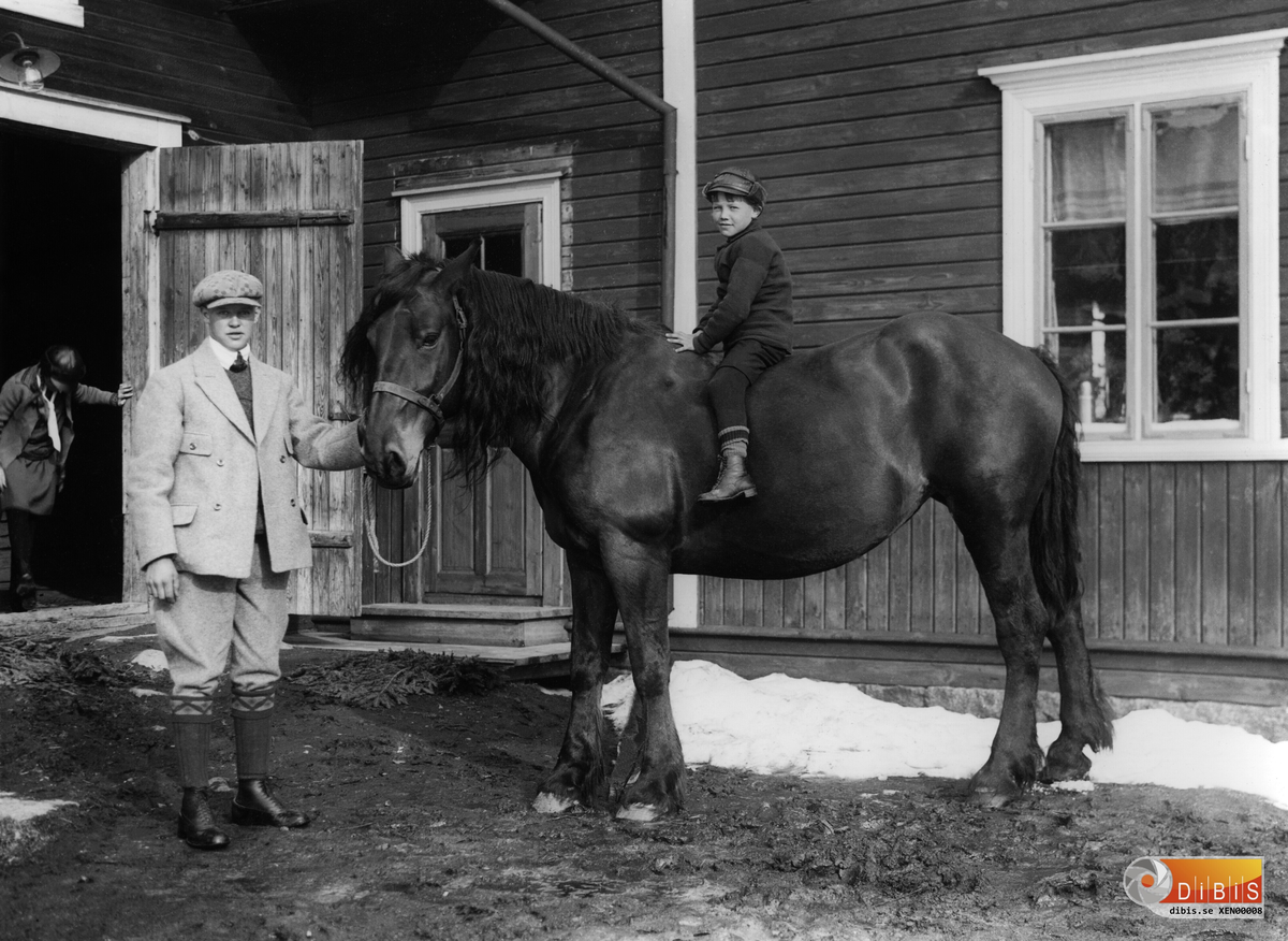 Nils Eriksson,t,v, och Gustav Eriksson, på hästen vid "Innegården" i Svedja, Rengsjö, båda från Polberg. (Fotografens syster Maria var gift med Erik Nilsson ¨Västergården¨ i Polberg).