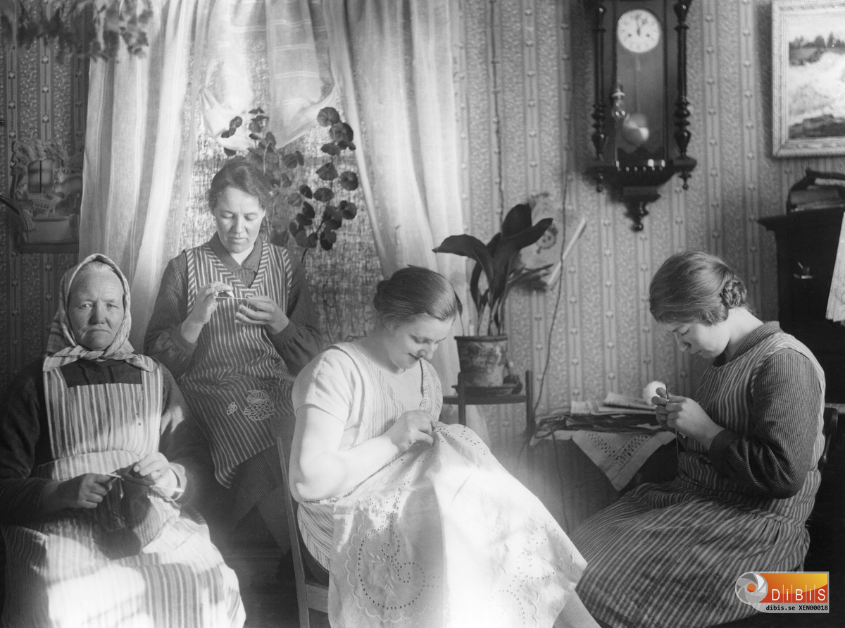 Fr.v.	Sara Persson, fotografens moder,
Calla Nilsson, fotografens syster,
Marta Vannberg, Växbo,
Teresia Nilsson, fosterdotter, Innegården.