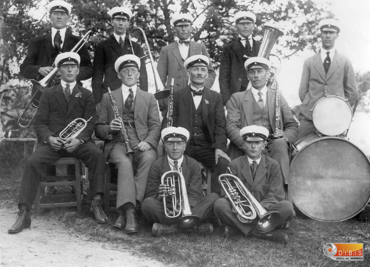 Rengsjö musikkår. Stående fr,v:
Erik Nilsson, Svedja,
Edvard Persson, ¨Viks¨,
Jonas Jonsson, ¨Perhans¨Utby,
Anders Eriksson ¨From¨ Västerböle,
Per Persson ¨Mjölnar-Per¨

Sittande fr,v:
John Jonsson ¨Svegårn¨,
Bengt Bengtsson ¨Hägers¨,Björtomta,
Anders Blomgren, Österböle,
Anders Öst, Löten,

Främst sitter: fr,v: Erik Modd och Albin Modd, Västerhöle.