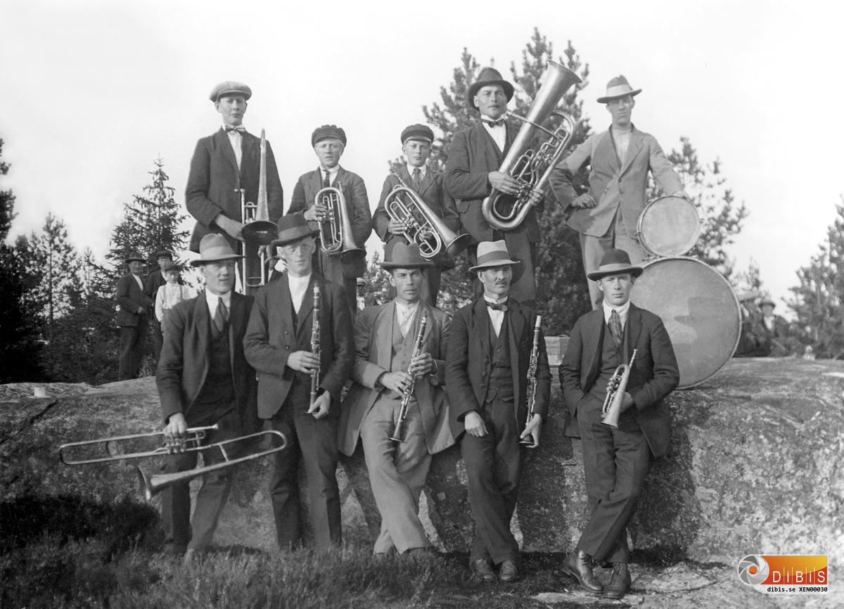Rengsjö Musikkår.
Bakre raden fr,v:
Edvard Persson, Västerböle,
Erik Modd, Västerböle,
Albin Modd, Västerböle,
Anders Eriksson, Västerböle
Per Persson, Löten.

Främre raden fr,v:
Erik Nilsson, Svedja,
Bengt Bengtsson,Björtomta,
Anders Öst, Löten,
Anders Blomgren, Österböle
John Jonsson, Svedja.