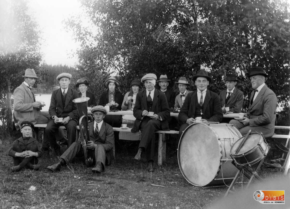 Rengsjö Musikkår på utflykt.
Vid bordet sitter fr,v: Anders Öst, Emil Runqvist, Bricken Öst, okänd, Ida Larsson, okänd, okänd, Anders Blomgren, Per Persson, Anders Eriksson, Lars F, Larsson, och Bengt Bengtsson.
På marken sitter Adolf (eller Algot) Öst och John Jonsson.