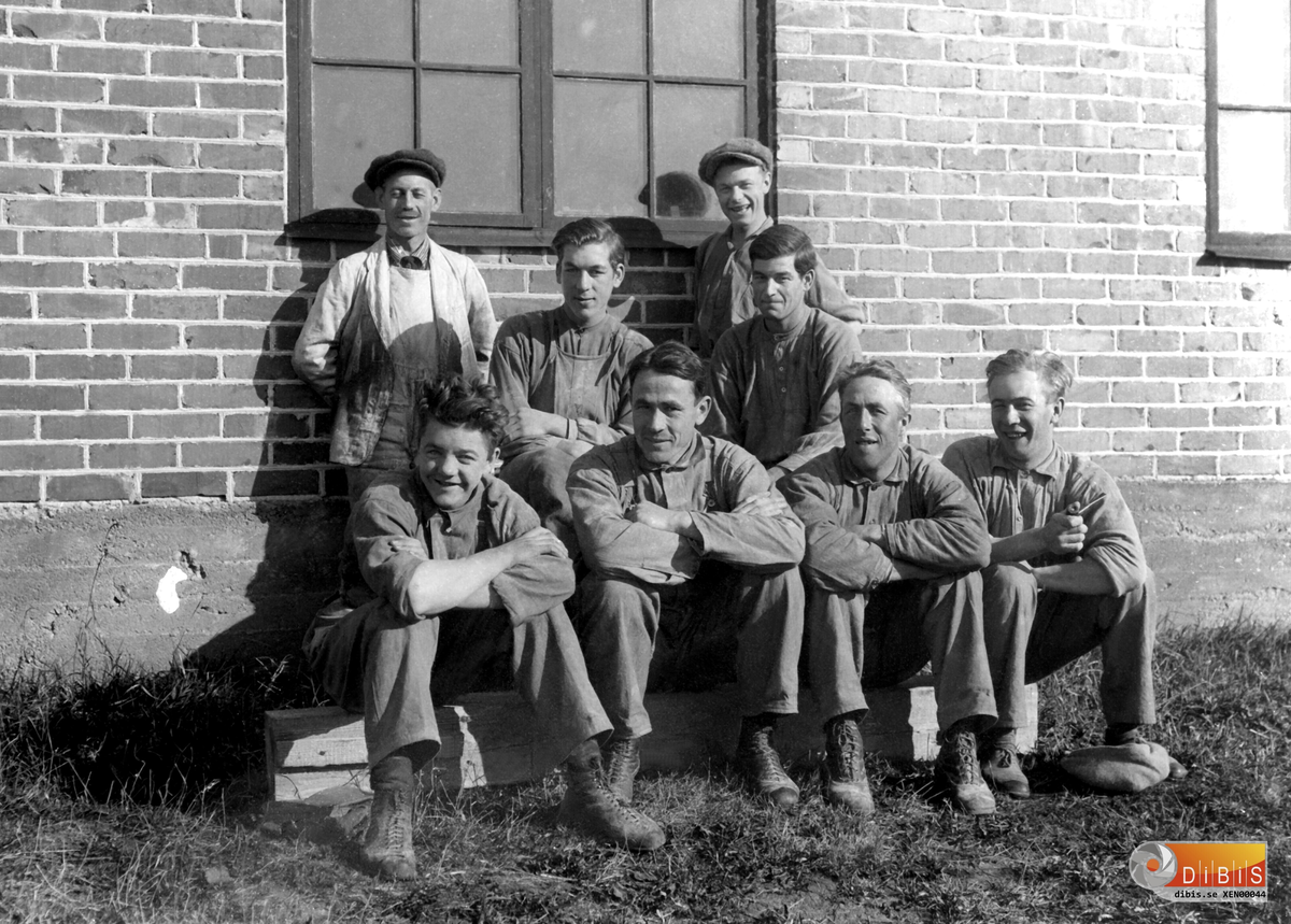 Gruppbild framför nya skidfabriken i Säversta, Bollnäs.

Stående fr.v:Anton Åsberg, Karl Ahlström, Rehn Bollnäs,
Erik Eriksson, Brånan Bollnäs, okänd,
Sittande fr.v: Gunnar Nilsson, Svedja Rengsjö, och
Albin Nyberg, Höle Rengsjö.
