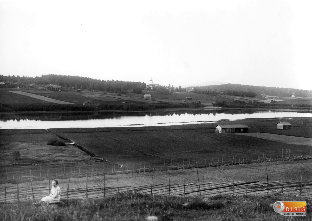 Vy från Polberg över Västersjön, med Västerby (Hembygdsbyn) t,v.